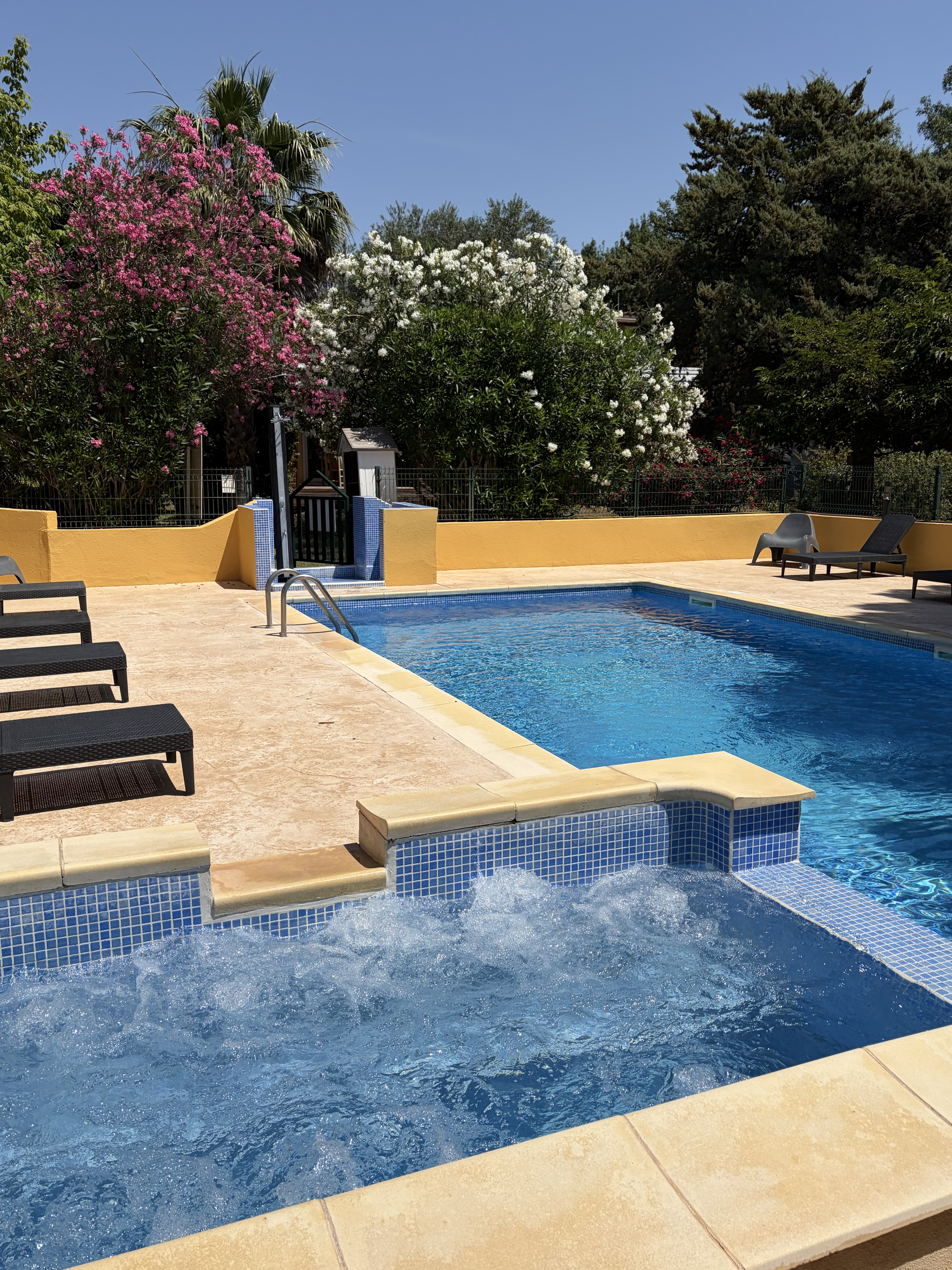 La piscine de la résidence Les Caraïbes avec jacuzzi intégré.