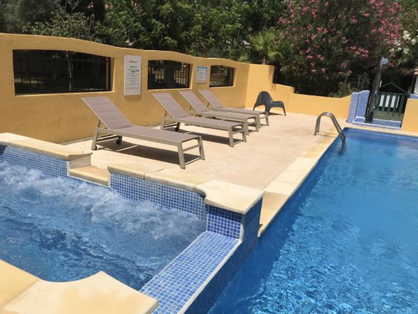 La piscine de la résidence Les Caraïbes avec jacuzzi intégré.